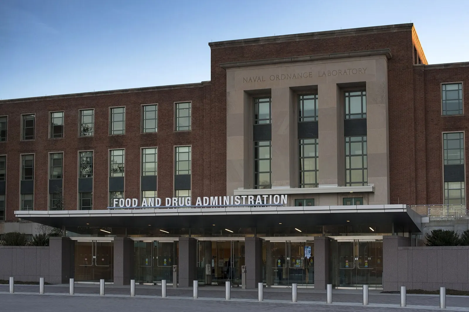 Entrada principal do prédio da FDA em Silver Spring, Maryland
